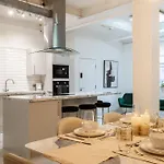 Skyway Luxury With Jacuzzi Bath Apartment *