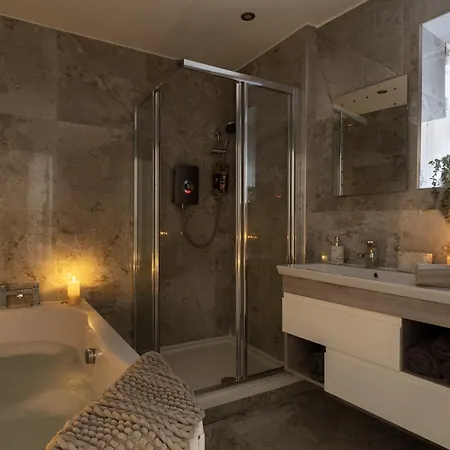 Skyway Luxury With Jacuzzi Bath Daire Bradford (West Yorkshire)