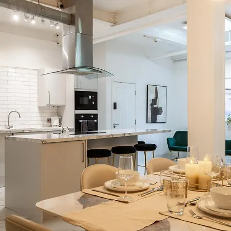 Skyway Luxury With Jacuzzi Apartment *