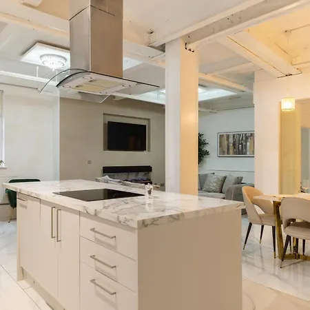 Skyway Luxury With Jacuzzi Bath *
