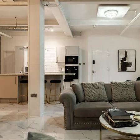 Skyway Luxury With Jacuzzi Bath Apartment