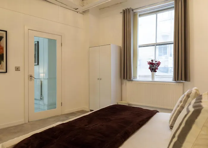 Skyway Luxury With Jacuzzi Apartment