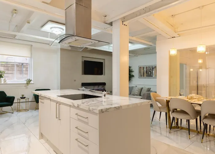 Skyway Luxury With Jacuzzi *