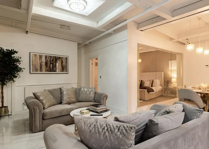 Skyway Luxury With Jacuzzi Apartment *