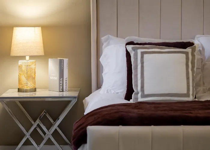 Skyway Luxury With Jacuzzi Bradford (West Yorkshire)