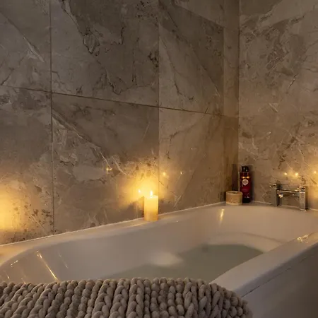 Skyway Luxury With Jacuzzi